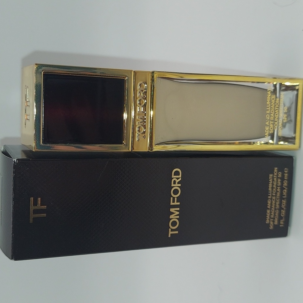 Tom Ford Shade And Illuminate Soft Radiance Foundation SPF 50 - 2.0 Buff
